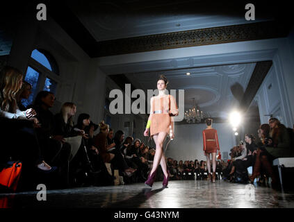 Ein Model bei der Sass & Bide Catwalk Show im Il Bottacio in Victoria, im Zentrum von London, im Rahmen der London Fashion Week. Stockfoto