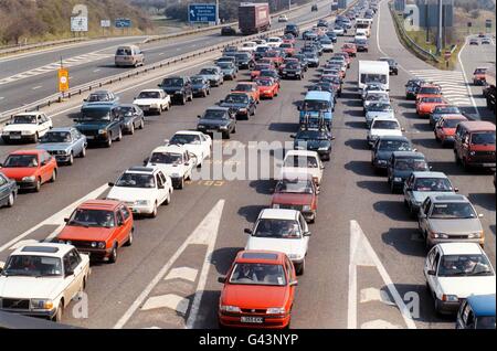 Der Verkehr auf der Autobahn M4 in westlicher Richtung wartet darauf, die Severn Bridge nach Wales zu überqueren. *22/12/01 Westbound Ferienverkehr auf der M4 Autobahn wartet auf die Severn Bridge nach Wales zu überqueren. : die M4 ist 30 Jahre alt und ihre Anhänger sagen, dass sie wirtschaftlichen Wohlstand für das Thames Valley, den Westen von England und Wales ausgelöst hat. Der letzte Abschnitt der Autobahn, der sich 140 Meilen von Zentral-London nach Wales erstreckt, wurde am 22. Dezember 1971 offiziell eröffnet. Stockfoto