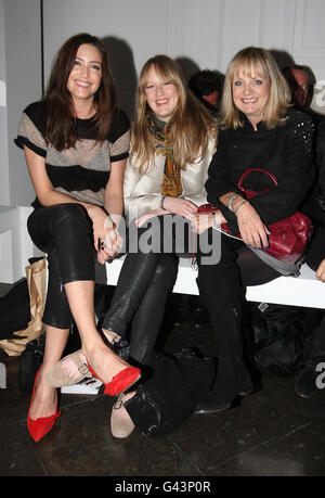 (Von links nach rechts) Lisa Snowdon, Carly Lawson und Twiggy bei der Sass & Bide Catwalk Show, im Il Bottacio, in Victoria, im Zentrum von London, im Rahmen der London Fashion Week. Stockfoto