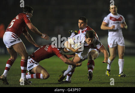 Rugby League - Engage Super League - Salford City Reds gegen St Helens - The Willows. St. Helens Louie McCarthy-Scarsbrook wird von Salfords Stefan Ratchford während des Engage Super League-Spiels in den Willows, Salford, angegangen. Stockfoto