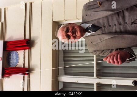 Der Schauspieler Desmond Llewellyn, der in den meisten James-Bond-Filmen „Q“ spielte, enthüllt heute Morgen (Montag) vor der 22. Ebury Street in London eine Tafel des englischen Heritage Blue. Das Haus ist die ehemalige Residenz des James Bond-Schöpfers Ian Fleming. Stockfoto