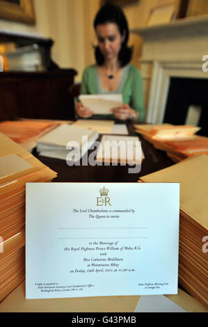 Ein Mitglied des Lord Chamberlain's Office (Name nicht angegeben) im Buckingham Palace in London legt die Einladungen zur Hochzeit von Prinz William und Kate Middleton in Umschläge ein, bevor sie an die glücklichen Gäste, die am 29. April in der Westminster Abbey anwesend sein werden, verschickt werden. Stockfoto