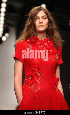 Ein Model auf dem Laufsteg bei der Betty Jackson Herbst/Winter 2011 Show im Somerset House im Rahmen der London Fashion Week. Stockfoto