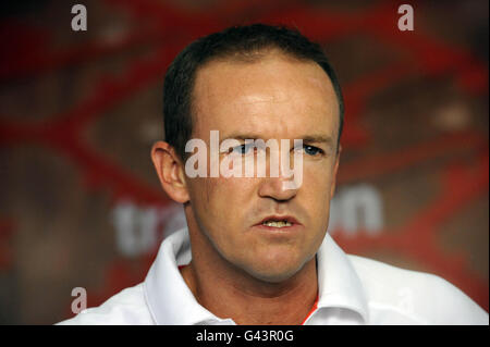 Cricket - Andy Flower Pressekonferenz - Flughafen Dhaka. England-Coach Andy Flower während einer Pressekonferenz am Flughafen Dhaka, Bangladesch. Stockfoto