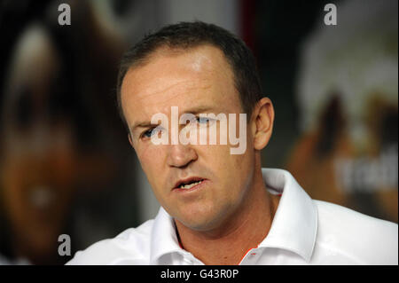 Cricket - Andy Flower Pressekonferenz - Flughafen Dhaka. England-Coach Andy Flower während einer Pressekonferenz am Flughafen Dhaka, Bangladesch. Stockfoto