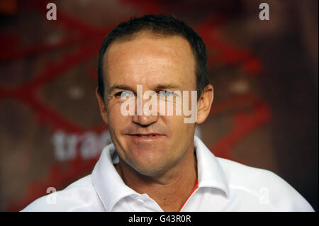 England-Coach Andy Flower bei einer Pressekonferenz am Flughafen Dhaka, Bangladesch. Stockfoto