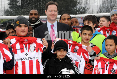 Der stellvertretende Premierminister Nick Clegg mit Kindern aus der Region besuchte das Innenstadtfußballprojekt Kickz, das vom FC Sheffield United in Mount Pleasant, Sheffield, betrieben wird. Stockfoto