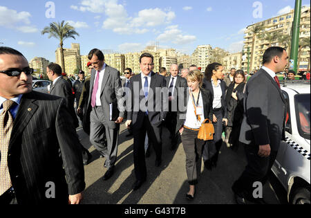 Premierminister David Cameron bei einem Spaziergang durch den Tahrir-Platz in Kairo, Ägypten. Stockfoto