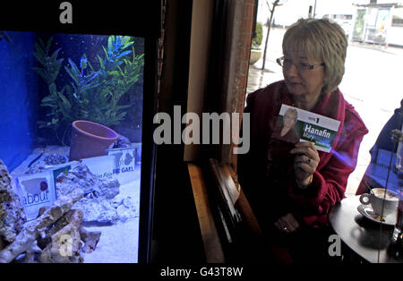 Regierungsministerin und Fianna Fail Kandidatin für Dun Laoghaire, Mary Hanafin sieht als "Bertie" eine irische Cousine von Paul, die WM-Psychic Octopus prognostiziert die Grünen, die bevorstehende Parlamentswahl von seinem Aquarium in Sandycove, Co. Dublin zu gewinnen. Bild Datum Montag, 21. Februar 2011. Bildnachweis sollte lauten: Niall Carson/PA Wire Stockfoto