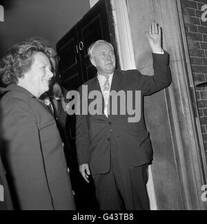 Premierminister Harold Wilson winkt, als er in der Downing Street Nr. 10 ankommt, nachdem er die Nacht von seinem Wahlkreis in Huyton durchreist. Als die Ergebnisse der Parlamentswahlen über Nacht eine wahrscheinliche Niederlage für Labour zeigten, wurde Wilson von etwa einem Dutzend Menschen in der Downing Street begrüßt. Stockfoto