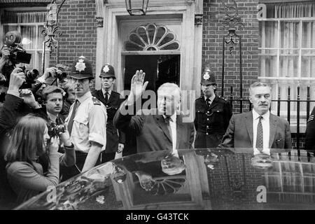 Premierminister Harold Wilson winkt, als er die Downing Street Nr. 10 für seine Audienz bei der Queen verlässt, um seinen Rücktritt einzubringen, den die Queen akzeptierte. Kurz darauf kam Edward Heath bei No. 10 an, um das Amt des Premierministers zu übernehmen. Stockfoto