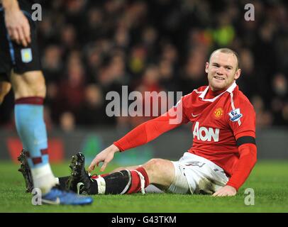 Wayne Rooney von Manchester United reagiert, nachdem er von Richard Dunne von Aston Villa im Strafraum herausgefordert wurde. Es wurde keine Strafe verhängt Stockfoto