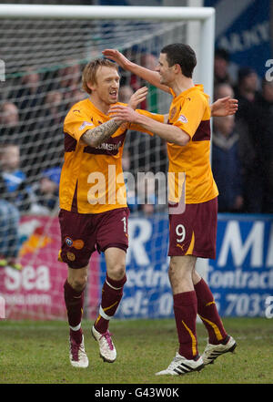 Motherwell's Stephen Jones (links) feiert mit Jamie Murphy, nachdem er beim Spiel der fünften Runde des Scottish Cup im Stair Park, Stranraer, sein Eröffnungstreffer erzielt hatte. Stockfoto