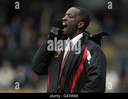 Charlton Athletic Manager Chris Powell schreit von der Seitenlinie während des Npower Football League One Spiels im Huish Park, Yeovil. Stockfoto
