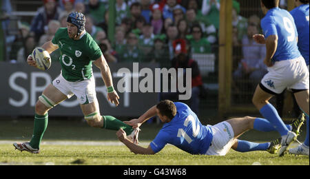 Der irische Sean O'Brien wird vom italienischen Santiago Dellape während des RBS Six Nations-Spiels im Stadio Flaminio, Rom, Italien, angegangen. Stockfoto