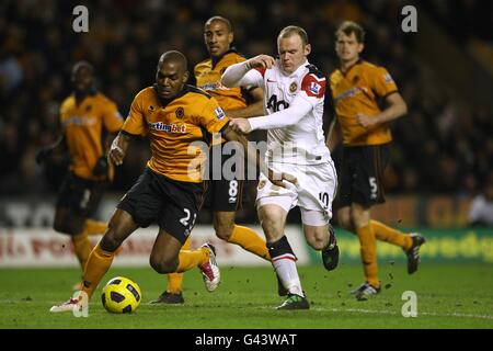 Wayne Rooney von Manchester United fordert Ronald Zubar von Wolverhampton Wanderers heraus (links) Für den Ball Stockfoto