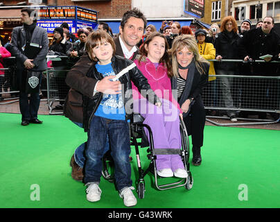 Leo (links) Stewart und Kitty Castledine und Lucy Alexander (rechts) nehmen an der 3D-Vorführung von Yogi Bear im Vue Cinema in London Teil. Stockfoto