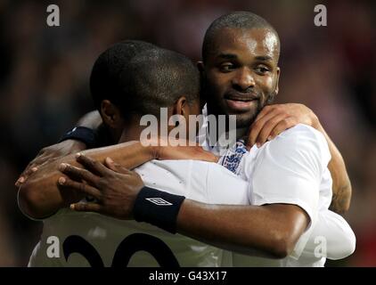 Der Engländer Ashley Young (Mitte) feiert mit den Teamkollegen Glen Johnson (links) und Darren Bent (rechts), nachdem er das zweite Tor seines Teams erzielt hatte Stockfoto