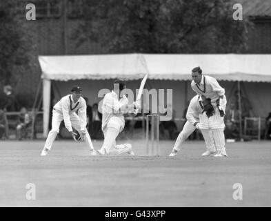 Essex-Kapitän Trevor Bailey trifft im Spiel gegen die Südafrikaner in Colchester einen Ball von Atholl McKinnon bis zum Bein. Der südafrikanische Wicket-Keeper ist Denis Lindsay. Stockfoto