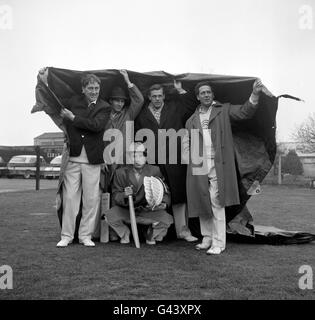 Spieler des Essex County Cricket Club, die im Old Blue Rugby Football Club, Fairlop, Essex Deckung erhalten. Von links nach rechts; Bill Greensmith, Barry Knight, Ken Preston, Trevor Bailey, Und Brian Taylor (hockend) Stockfoto