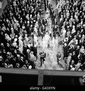 Die königliche Familie, die nach der Hochzeit des Herzogs von Kent und der Miss Katherine Worsley aus dem York Minster herauskam. Stockfoto