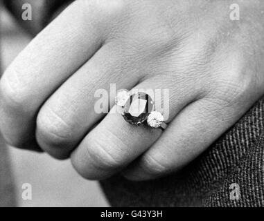 Der Verlobungsring des Herzogs von Kent ist auf dem Finger seiner Verlobten Katharine Worsley abgebildet. Es besteht aus einem großen Saphir mit einem einzigen brillanten Diamanten auf jeder Seite, montiert in Platin. Stockfoto