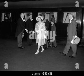 Die Queen kommt zur Hochzeit des Herzogs von Kent und der Miss Katherine Worsley im nahe gelegenen York Minster am Bahnhof York Station an. Der Herzog von Edinburgh (teilweise versteckt) und Prinz Charles (rechter Hintergrund) begleiten Ihre Majestät. Stockfoto