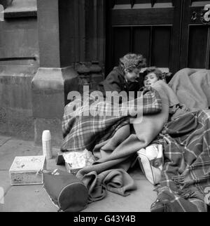 Susan Dent (links) und Shirley Wray - beide aus York - zelteten die ganze Nacht durch das York Minster, um einen guten Blick auf die Hochzeit des Herzogs von Kent und Miss Katharine Worsley zu erhalten. Stockfoto