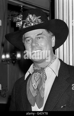 Der Schauspieler Larry Hagman, der als JR Ewing in der amerikanischen Seifenoper „Dallas“ spielt, ist bei Madame Tussaud's in London, um sein Wachsporträt zu sehen Stockfoto