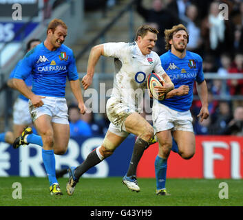 Rugby Union - RBS 6 Nations Championship 2011 - England gegen Italien - Twickenham. Englands Chris Ashton läuft ins Tor, um seinen vierten Versuch zu machen Stockfoto