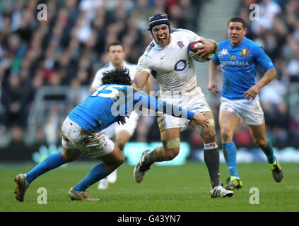 Der englische James Haskell wird beim RBS 6 Nations Match in Twickenham, London, vom italienischen Luke McLean angegangen. Stockfoto