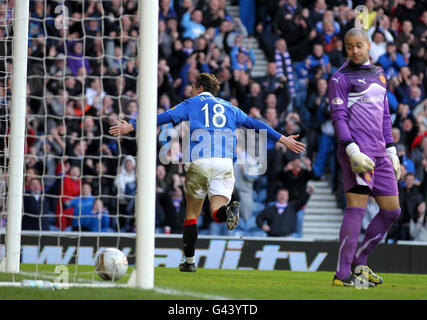 Die Rangers Nikica Jelavic feiert sein zweites Tor während des Spiels der Scottish Premier League der Clydesdale Bank im Ibrox Stadium, Glasgow. Stockfoto