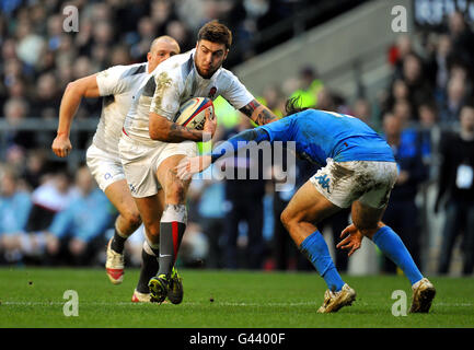 Der Engländer Matt Banahan wird beim RBS 6 Nations Match in Twickenham, London, vom Italiener Luke McLean angegangen. Stockfoto