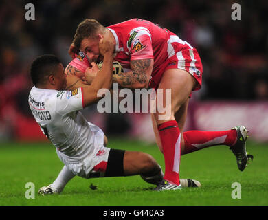 Josh Charnley (rechts) von Wigan Warriors wird während des Engage Super League-Spiels im Millennium Stadium, Cardiff, von Kyle Eastmond, dem St Helens, angegangen. Stockfoto