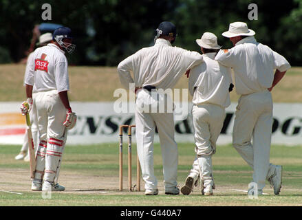 Der ehemalige England-Spieler Phil De Freitas wartet heute auf die Falte, die von (l-r) Englands John Crawley, Jack Russell und Graeme Hick während des Spiels gegen Boland in Paarl beobachtet wird. Stockfoto