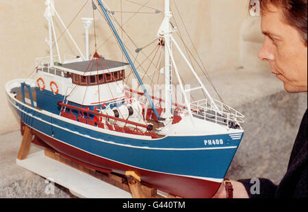 Andrew Lindsay von der Polizei von Devon und Cornwall hält ein Modell des „Pescado“, das beim Prozess vor dem Bristol Crown Court verwendet wird. Stockfoto