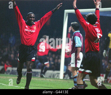 Andy Cole von Manchester United (links) freut sich mit Teamkollege Ryan Giggs, nachdem Eric Cantona in Upton Park ihr 8. Tor gegen West Ham erzielte. Stockfoto