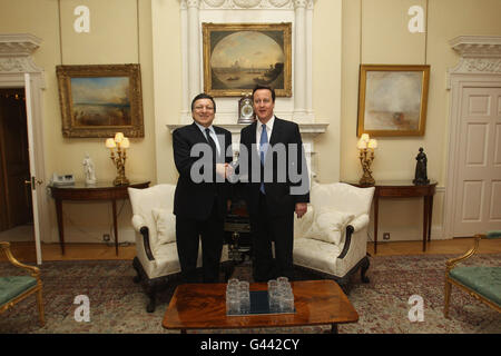 Premierminister David Cameron und EU-Kommissionspräsident José Manuel Barroso in der Downing Street 10 in London, wo sie sich zu Gesprächen trafen. Stockfoto