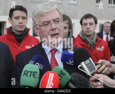 Der irische Labour-Vorsitzende Eamon Gilmore spricht mit den Medien an der Carrick-on-Shannon Community School in Leitrim. Stockfoto