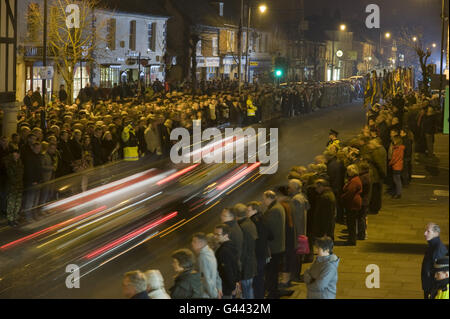 Ein Leichenwagen mit den Särgen von fünf Soldaten der britischen Armee, die alle innerhalb einer Woche voneinander starben, verlässt die High Street in der Wiltshire-Stadt Wootton Bassett auf dem Weg zum John Radcliffe Hospital in Oxfordshire als Familie und Freunde (Von links nach rechts) Private Conrad Lewis, Private Robert Wood, Private Dean Hutchinson, Private Lewis Hendry und Lance Corporal Kyle Marshall, werden von den Menschen von Wootton Bassett, um ihre Achtung zu Ehren der gefallenen Männer zu bezahlen. Stockfoto