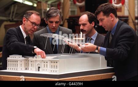 L-R: Rick Mather (Rick Mather Architects), Richard Ormond (National Maritime Museum Director), Dr. Stephen Deuchar (Project Director) und Tim Williams (Building Design Partnership) inspizieren heute (Freitag) in Greenwich ein Modell des Neptune Court Projekts. Das Projekt wurde mit 11.8 Millionen aus dem Heritage Lottery Fund ausgezeichnet. Stockfoto