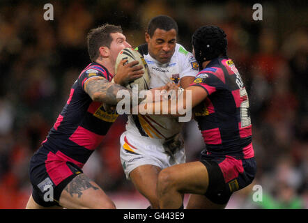 Gareth Raynor von Bradford Bulls durchbricht ein Tackle aus Leeds Rhinos Ben Jones-Bishop und Bret Delaney Stockfoto