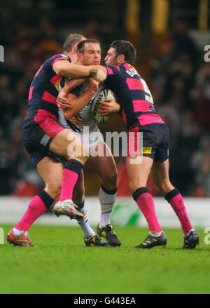 Rugby League - Millennium Magic Weekend - Engage Super League - Leeds Rhinos / Bradford Bulls - Millennium Stadium. Bryn Hargreaves von Bradford Bulls (Mitte) wird von Carl Ablett von Leeds Rhinos (links) und Danny Buderus (rechts) herausgefordert. Stockfoto