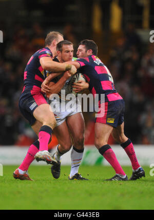 Rugby League - Millennium Magic Weekend - Engage Super League - Leeds Rhinos / Bradford Bulls - Millennium Stadium. Bryn Hargreaves von Bradford Bulls (Mitte) wird von Carl Ablett von Leeds Rhinos (links) und Danny Buderus (rechts) herausgefordert. Stockfoto