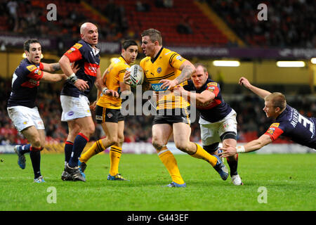 Rugby League - Millennium Magic Weekend - Engage Super League - Castleford Tigers gegen Wakefield Wildcats - Millennium Stadium. Jonathan Walker von Castleford Tigers (Mitte) wird von Wakefield Trinity Wildcats' Aaron Murphy (rechts) und Dale Ferguson (zweite rechts) angegangen. Stockfoto