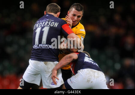 Rugby League - Millennium Magic Weekend - Engage Super League - Castleford Tigers gegen Wakefield Wildcats - Millennium Stadium. Castleford Tigers'n Jonathan Walker wird von Kevin Henderson (links) von Wakefield Trinity Wildcats und Russ Spiers angegangen Stockfoto