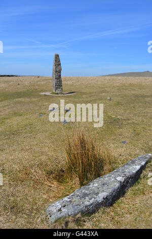 Die Merrivale Standing Stone oder Menhir mit gefallenen Stein im Vordergrund. Bronzezeit Siedlung im Dartmoor National Park, Devon Stockfoto