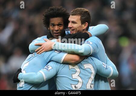 Edin Dzeko (rechts) von Manchester City feiert mit seinen Teamkollegen Pablo Zabaleta (links), Carlos Tevez und Joao Alves Jo ihr viertes Tor des Spiels Stockfoto