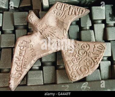 Die Taube des Friedens, das Wort Frieden ist in 27 verschiedenen Sprachen geschrieben, ist Teil der Trophäe, die den Gewinnern des Peace International Rugby Union Match zwischen Irland und Barbaren in Lansdowne Road, Dublin, am 18. Mai überreicht wird. Die Statuette besteht aus geschmolzenen Messingschalen, die in Dublins 21-Kanonengruß an Präsident Clinton auf seiner Friedensmission in Irland im letzten Jahr verwendet wurden. Sie soll auf einer Basis mit Teilen der Berliner Mauer und der nordirischen Friedenslinie montiert werden, durch die ein Abschnitt aus Stacheldraht aus den Schlachtfeldern des Ersten Weltkriegs durchwoben ist. Stockfoto