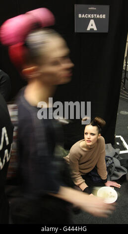 Unique Backstage - London Fashion Week. Models Backstage bei der einzigartigen Catwalk Show, Topshop Venue, London, im Rahmen der London Fashion Week. Stockfoto